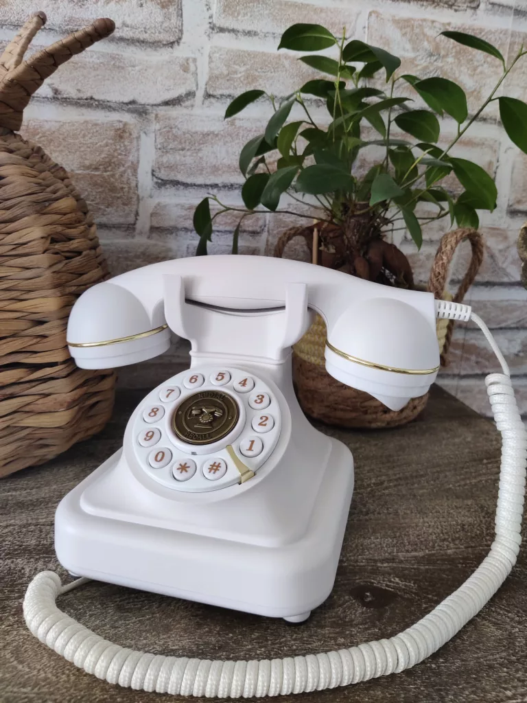 Location téléphone livre d'or audio vintage blanc pour mariage et anniversaire dans le Pilat.