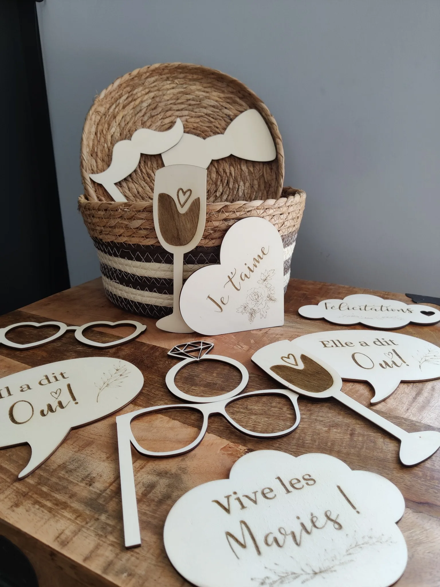 Accessoires en bois pour photobooth créés artisanalement par CinDéco