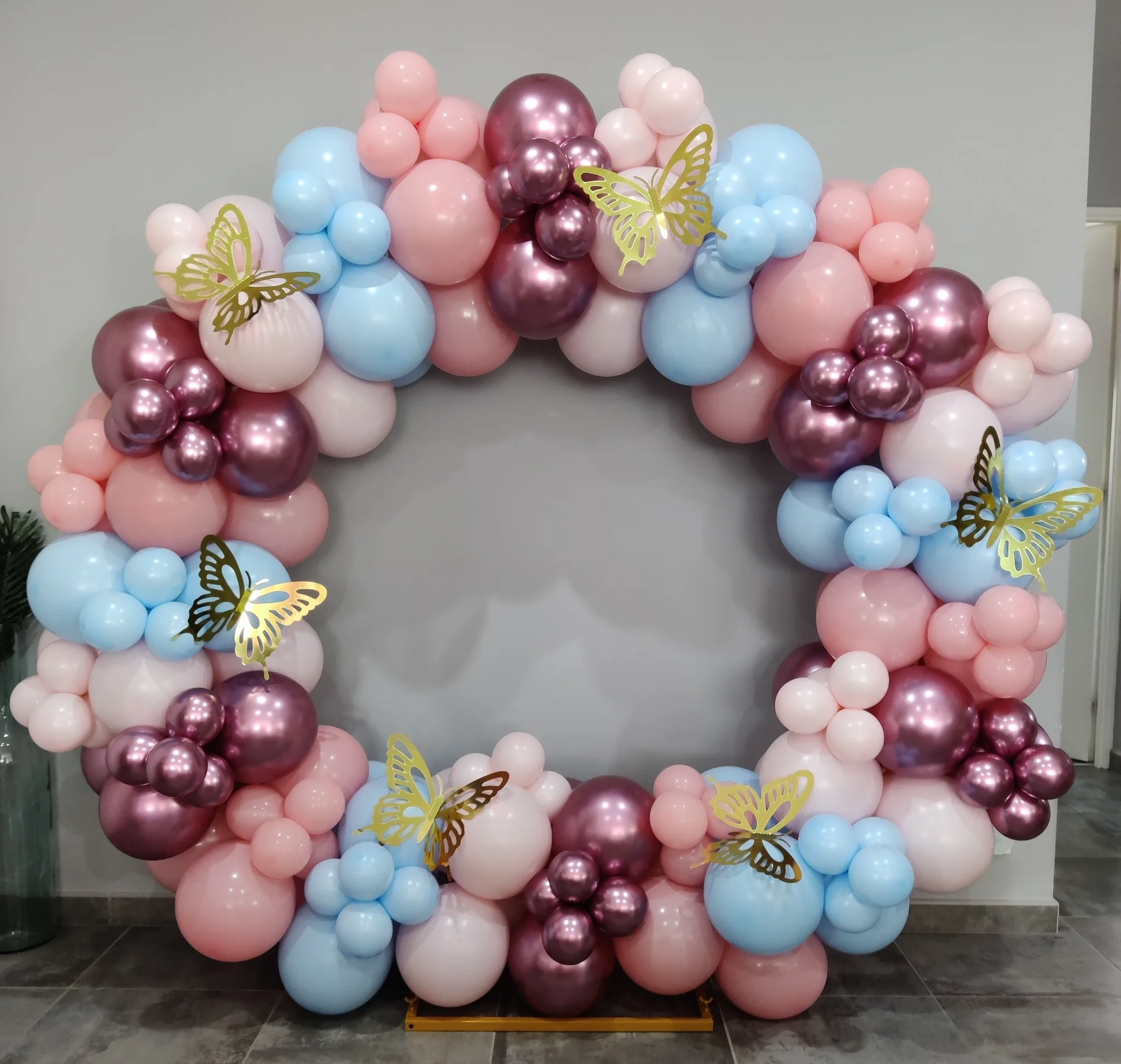 Arche ronde dorée avec ballons et papillons