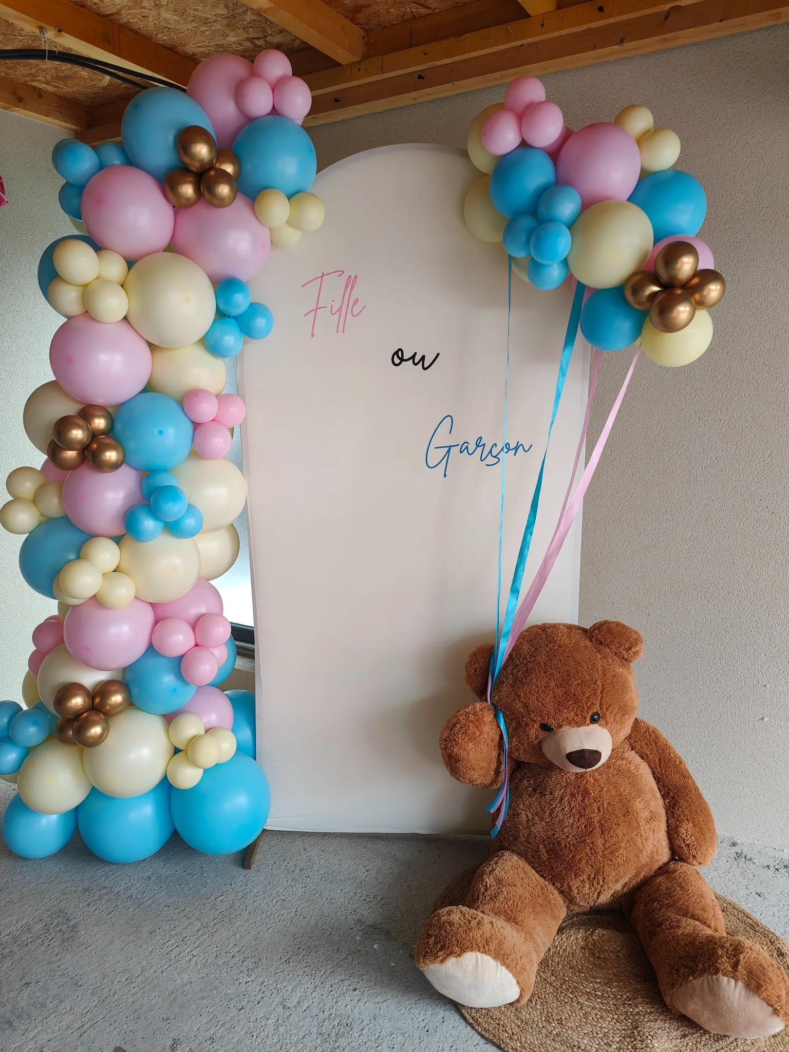 Grand ourson dans un décor gender reveal