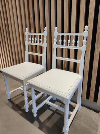 Deux chaises blanches